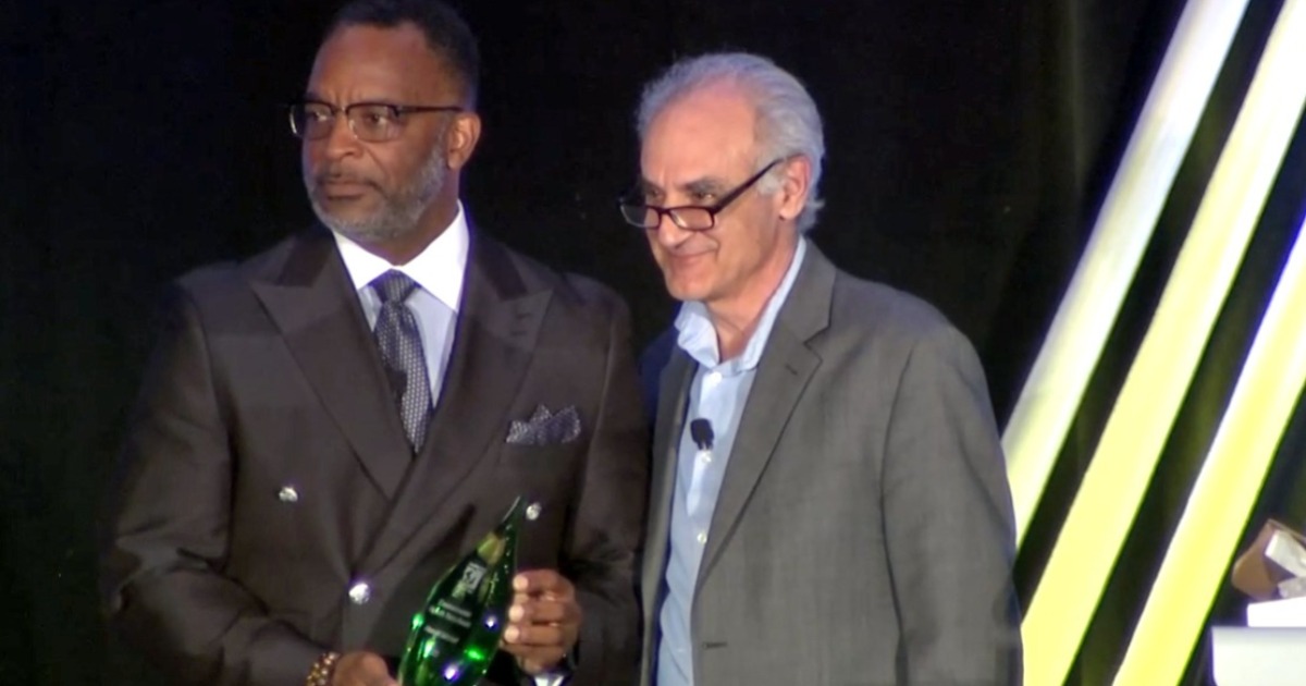 Harold Mitchell accepts award at CleanMed 2022